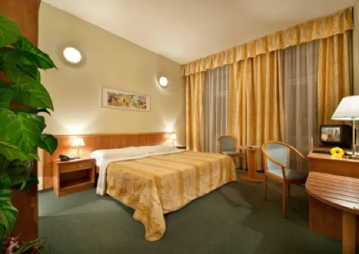 Aaron Hotels near Karlin