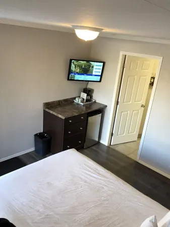 Maple Leaf Motel & RV Resort