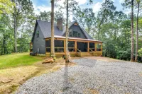Luxurious Clarkesville Cabin w/ Decks & Fire Pit - parking