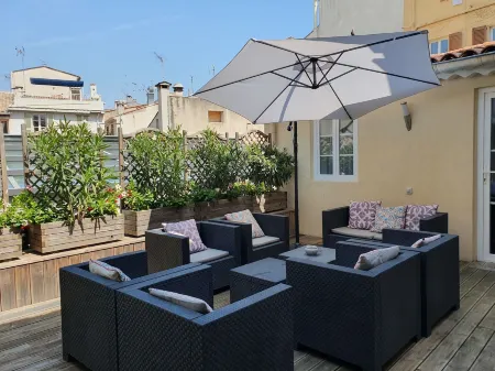 Irin Hotel Отели рядом с достопримечательностью «Port Vauban»