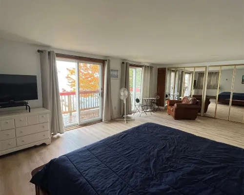 Jordan Bay Getaway Limit 8 Home Hotels in Standish
