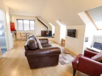 Tyn-y-Mynydd Bach Hotels near Maes y Coed