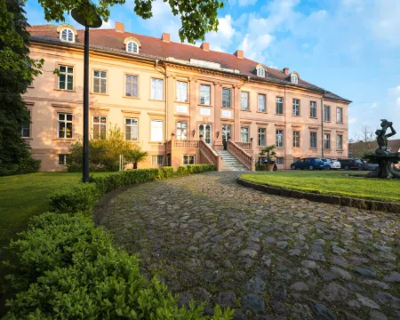 Schlosshotel Rühstädt Garni - Natur & Erholung an der Elbe Ξενοδοχεία στην πόλη Prignitz