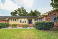 6 Mi to Beach: Myrtle Beach Escape w/ Sunroom! - Homestays