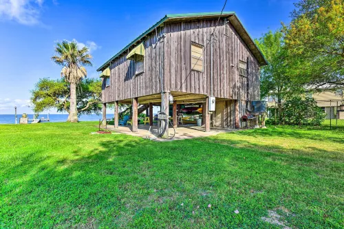 Fishing Pier, Kayaks Bayfront Home in Palacios!