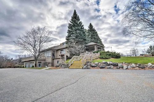 Cozy Bellaire Condo w/ Balcony - 3 Mi to Skiing! - 3-Star