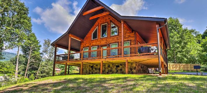 Sevierville Cabin: Deck w/ Foosball & Hot Tub! Hotels in Sevier County