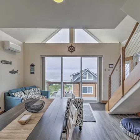 Yachats Gem w/ Private Beach Access, Views