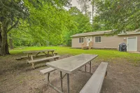 Vacation Rental in-Between Houghton and Higgins Lake - WiFi