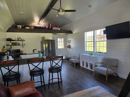 Escape to Nature - dog heaven near Katy Trail and I70.  80 acres, fire pit, wifi