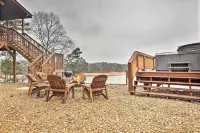 Beautiful Lakefront Studio: Dock, Fire Pit, Kayak Hotel di Bartow County