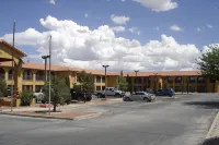 Days Inn by Wyndham Carlsbad - موقف سيارات