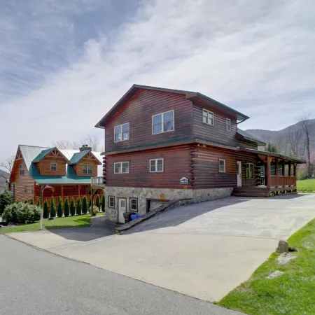 Maggie Valley Cabin w/ Private Hot Tub & Game Room