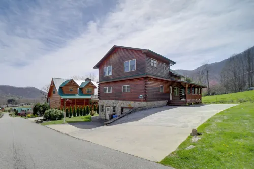 Maggie Valley Cabin w/ Private Hot Tub & Game Room - Parkplatz