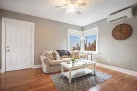 Walk to the Waterfront! the Cozy Cottage Hotels in Tacoma