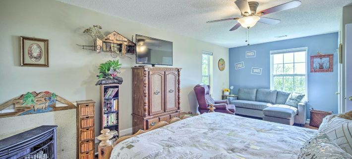 Eclectic Ranger Home w/ Mtn Views + Hot Tub! Hoteles en Condado de Gordon