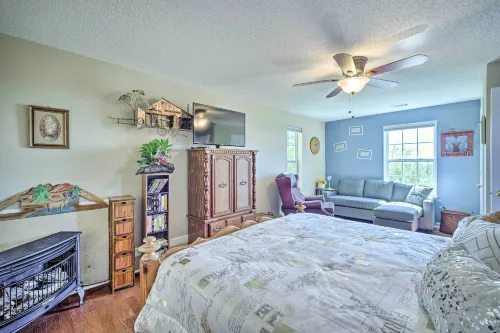Eclectic Ranger Home w/ Mtn Views + Hot Tub! - 3-Star