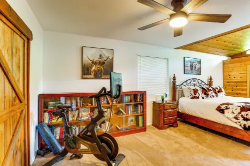 Scenic Riverfront Escape w/ Sauna in Junction City - Homestays