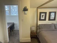 Downtown Crown Jewel w/fireplace & amazing porch Отели рядом с достопримечательностью «Библиотека Натрона»