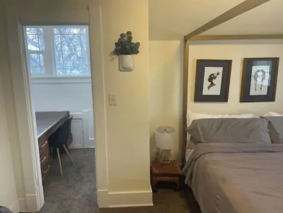 Downtown Crown Jewel w/fireplace & amazing porch Отели рядом с достопримечательностью «Майк Лансинг Филд»