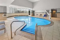 Spark by Hilton Woodbridge - Pool