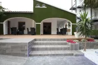 Emerald Sun Hotel Отели в г. Кембрилс