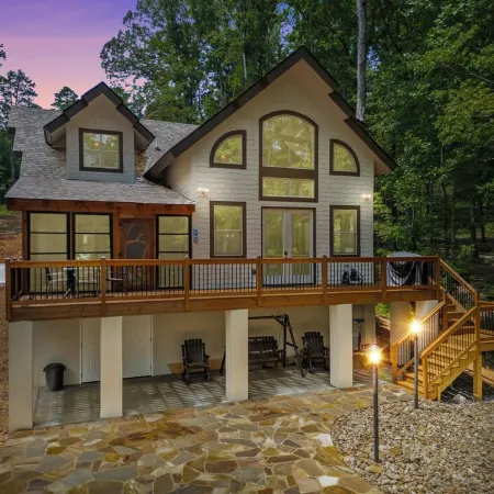 NEW Charming family friendly 3-bedroom cabin on serene Lake Keowee with Dock