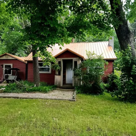 Charming completely updated cottage with water views of Croton Pond. Hotels in Newaygo County