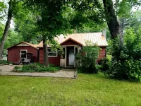 Charming completely updated cottage with water views of Croton Pond. - 3-Star