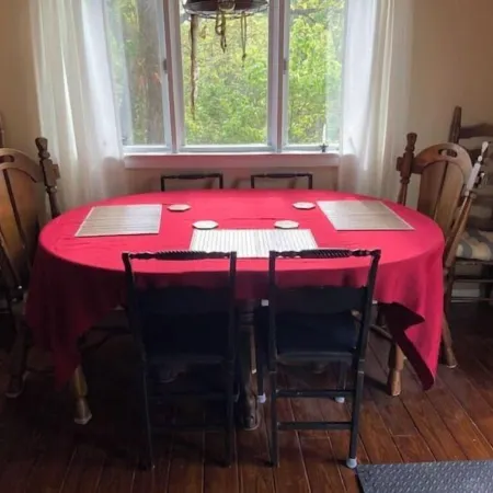 Magical Log Cabin, Streams in Private Yard, 4 Bedrooms, Pet Friendly, WiFi