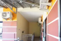 RedDoorz Near Stasiun Kroya Hotels in Kroya