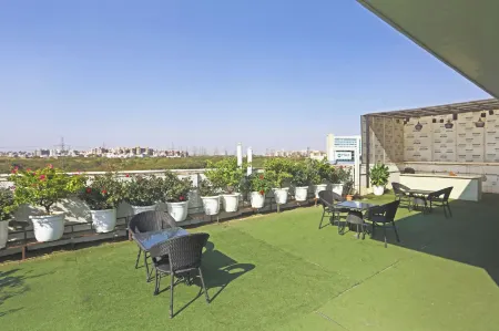 Hotel Aerostar Gold Near Yashobhoomi Отели рядом с достопримечательностью «Храм Йогмайи»