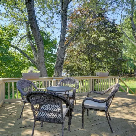 Kiamesha Lake Home w/ Deck, 4 Mi to Resorts World!
