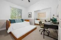 수영장과 온수 욕조가 있는 게이트 홈