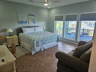 Beautiful Calcasieu Lake Views from Old Settlement Home.