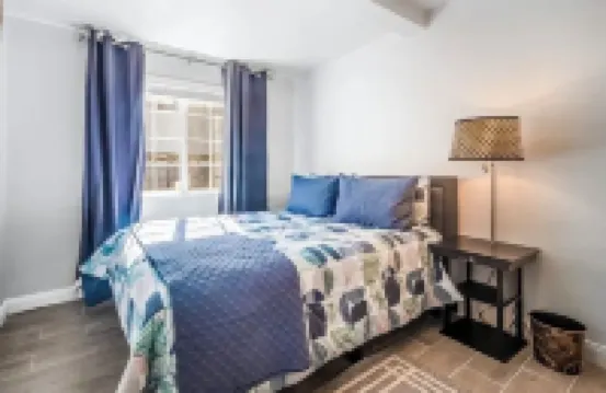 Cozy 2BR Bungalow by the beach, coffee, and dining. Walking Score 10/10