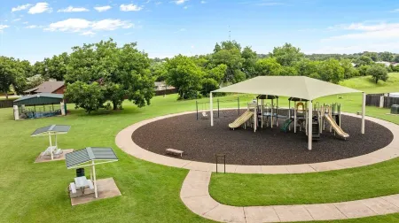 Historic Home: Walking distance to historic square, beach, & hiking trail!