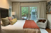 Maple Courtyard - Old Town w/ King Suite & Piano