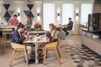 Holiday Inn Express GENEVA AIRPORT by IHG - breakfast