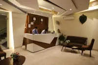 Hotel West End View A Unit of Hotel SC Residency فنادق في زيراكبور