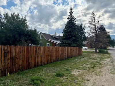 The Spruce House on Rock Creek- Hot Tub, 2 Kings, 2 Queens/ 2 bath, Fenced Yard