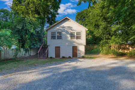 Charming Loft with Modern Amenities - Cozy Urban Haven Отели рядом с достопримечательностью «The Scott and Zelda Fitzgerald Museum»