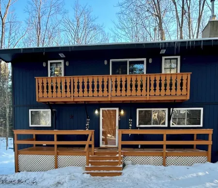 NoCo Spacious Fido Friendly Sleeps 19 Hot Tub Game Room