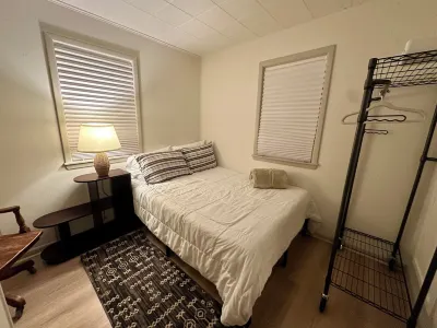 Base Camp Cottage Hotel dekat Truman State University