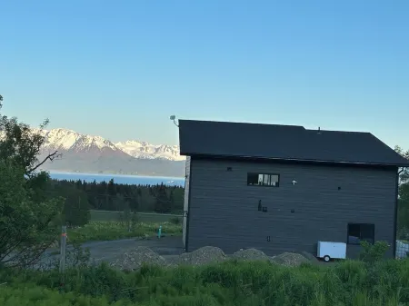East End Swell - NEW- DOWNSTAIRS Retreat with Ocean, Mountain & Glacier Views