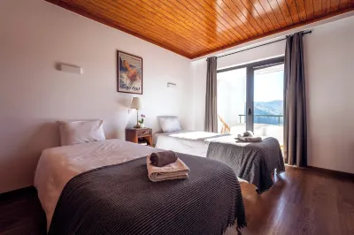 Blue Lake House - Stunning Views, Pool, Sauna and Gym Отели в г. 