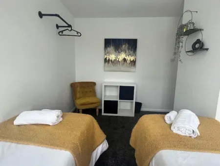 CAPRI 13 SA- 3 bedroom house close to Uni and M1/J23 Отели рядом с достопримечательностью «Парк Квин»