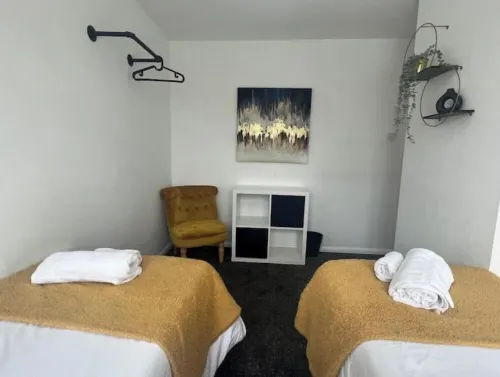 CAPRI 13 SA- 3 bedroom house close to Uni and M1/J23