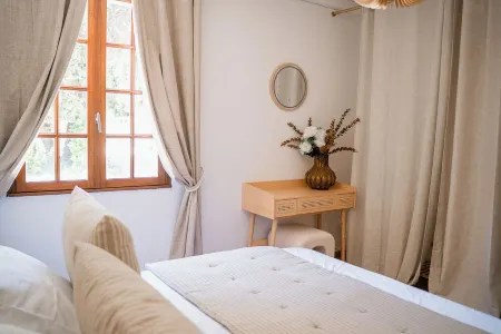 Cotignac en famille - the perfect setting for your vacation Отели в г. Котиньяк