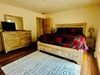 Brand New 3-bedroom cottage with WiFi and AC in enchanting Downtown Eagle River Các khách sạn ở Sông Eagle